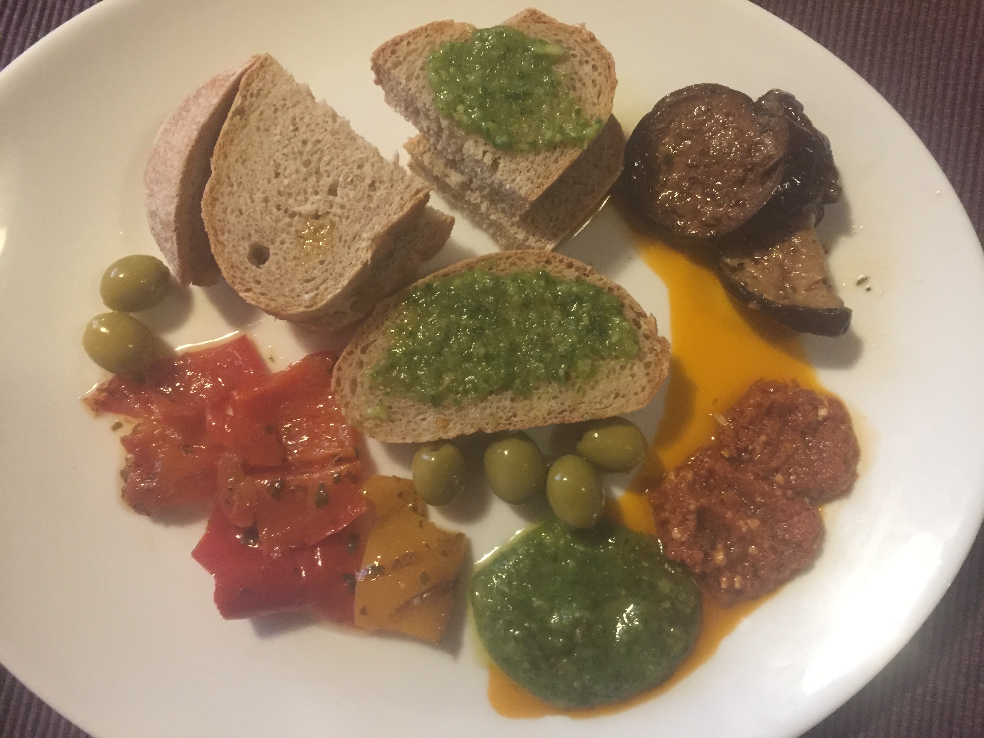 wholemeal bread with pesto, olives and peppers 